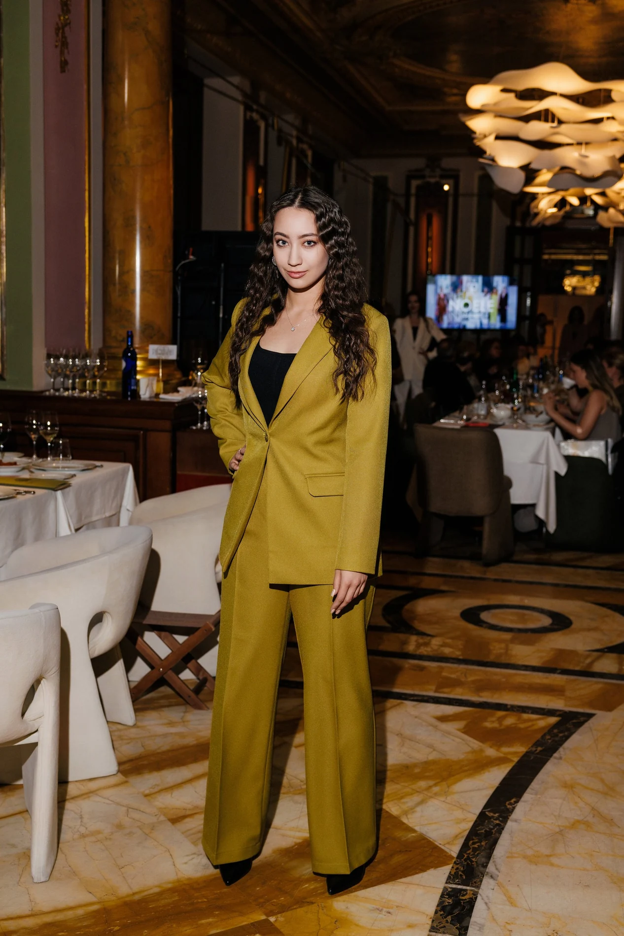 Брючный костюм Noele Boutique на показе в Savoy Брючный костюм Noele Boutique на показе в Savoy